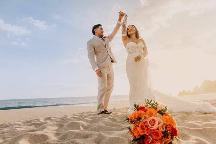 Couple orange bouquet Cabo — Ana Badillo Photography