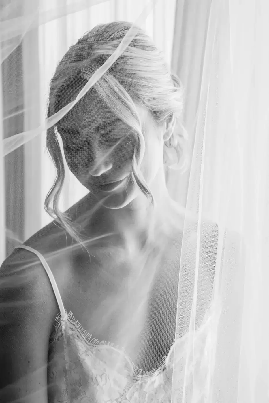 Retrato fine art de novia con velo