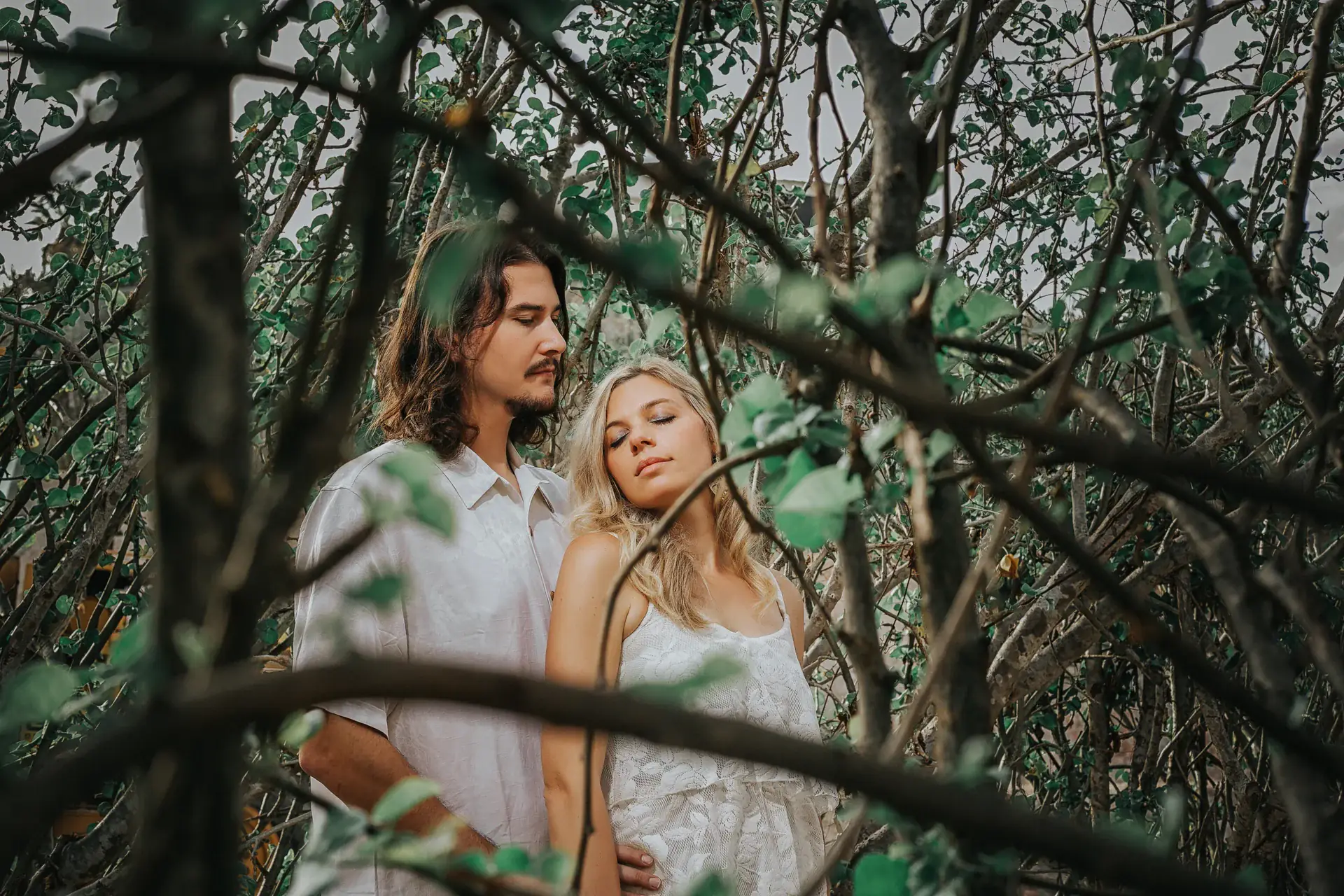 Sesión de pareja bohemia en la naturaleza