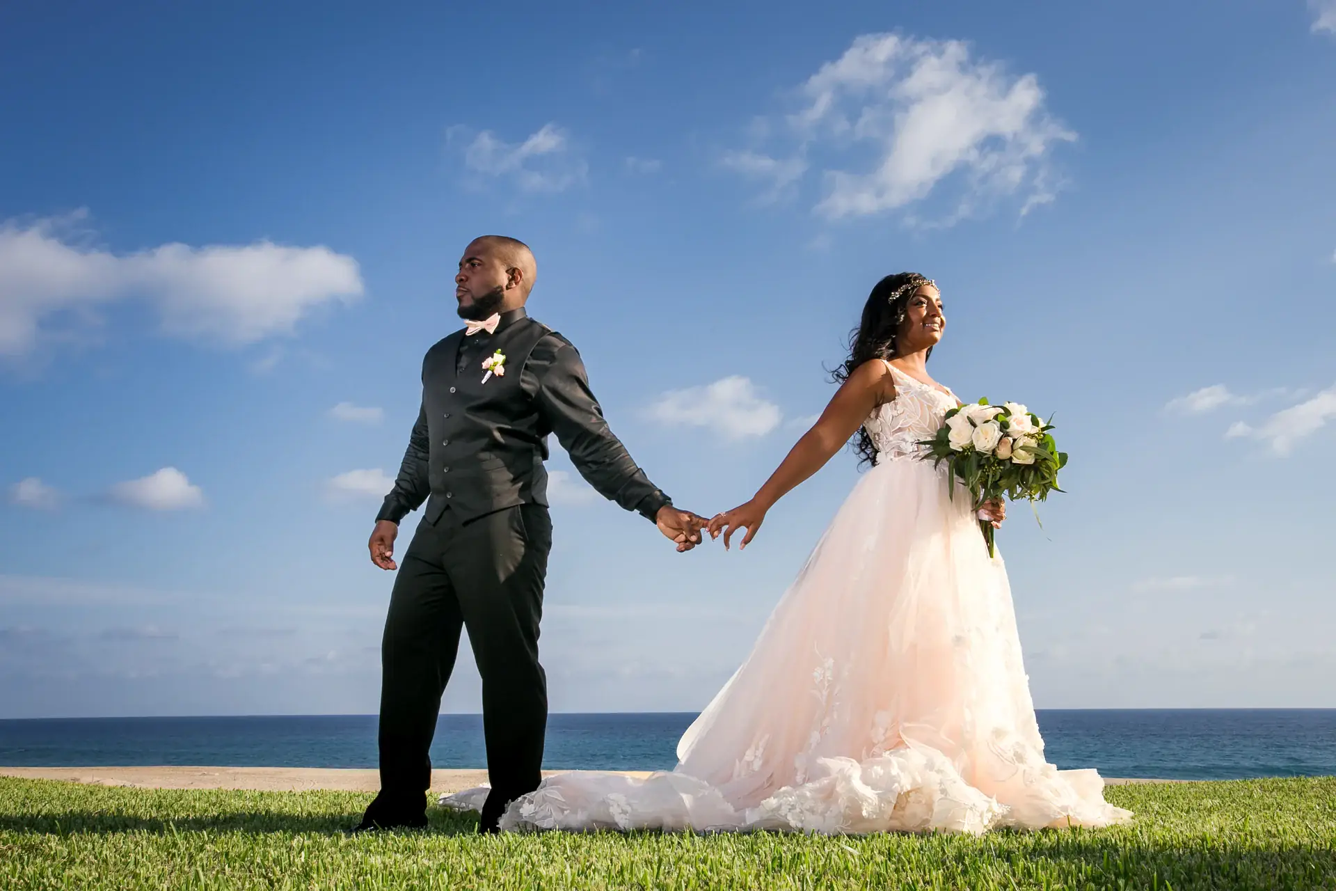 Pareja de novios con vista al océano, fotografía de bodas