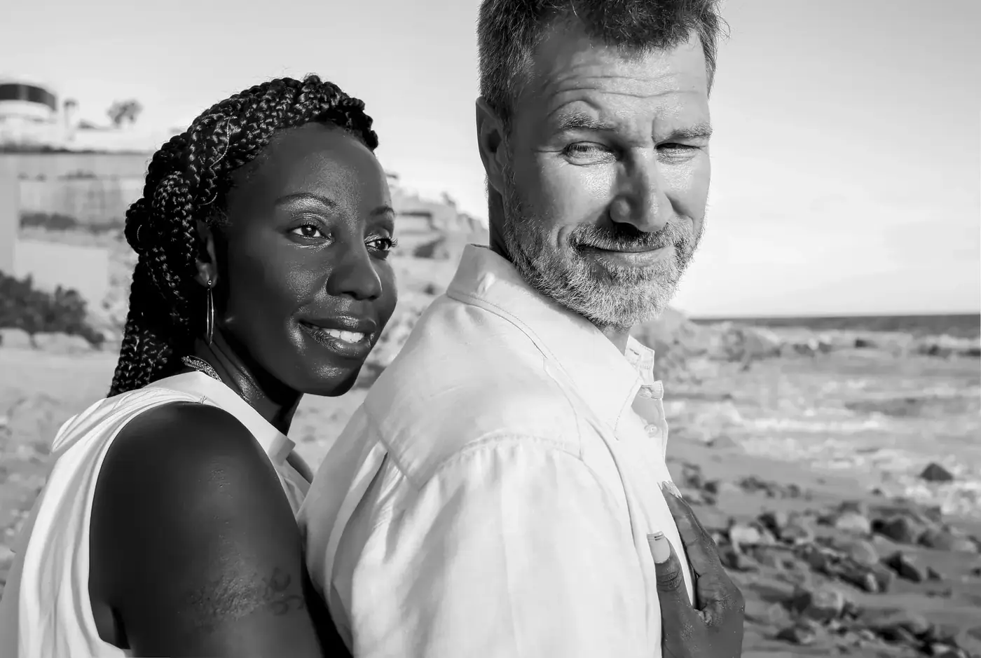 Retrato romántico de pareja en blanco y negro