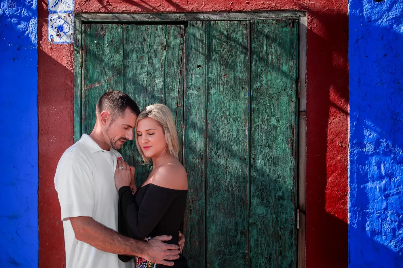 Pareja abrazada en una puerta colorida, Cabo San Lucas