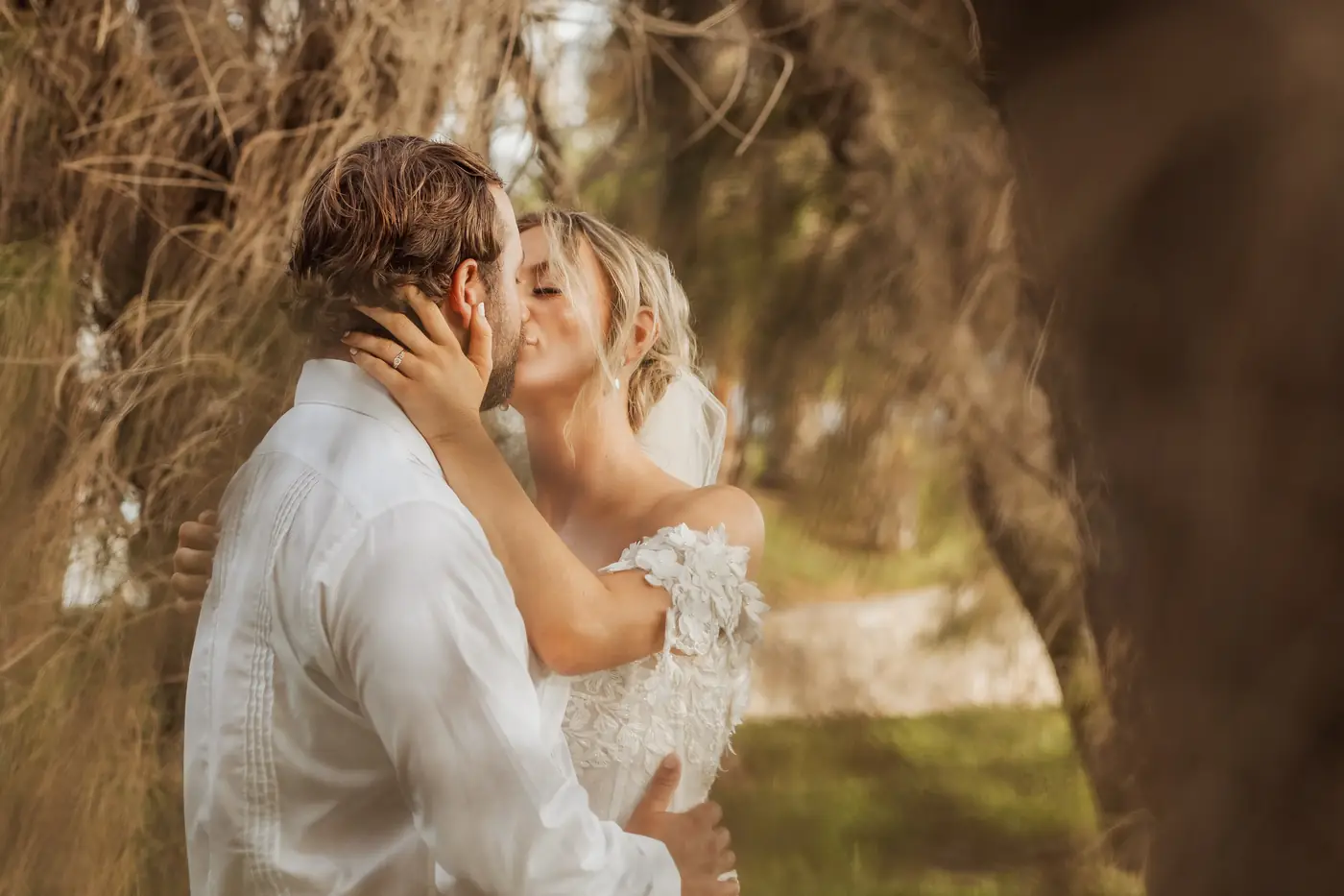Pareja besándose en luz dorada, Los Cabos