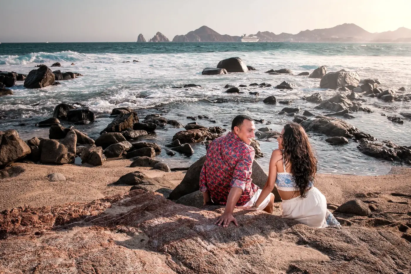Pareja sobre las rocas al atardecer, Los Cabos