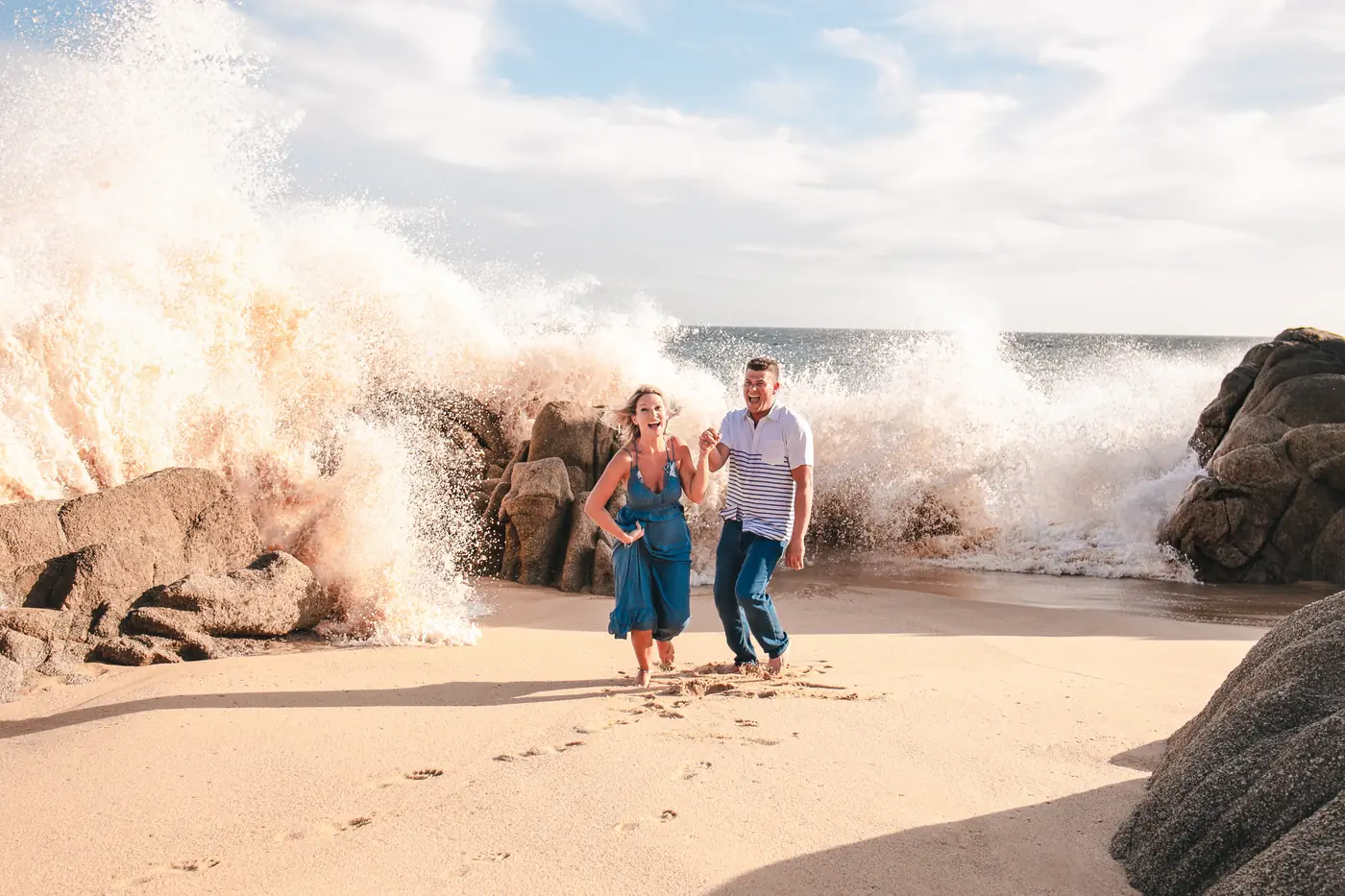 Familia con niños y olas rompiendo, Los Cabos