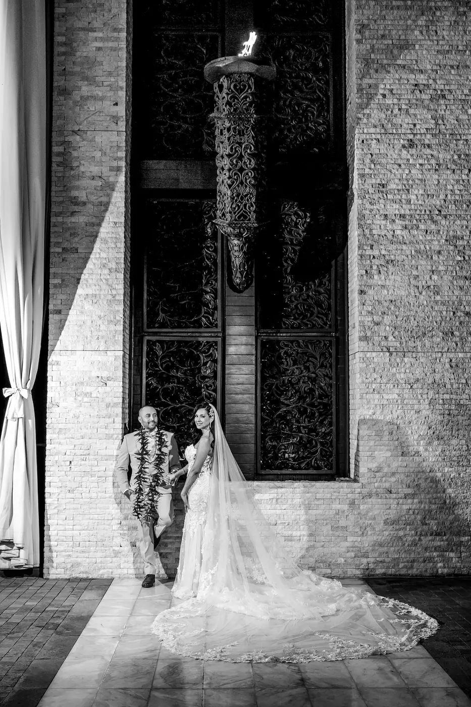 Retrato editorial de pareja en blanco y negro
