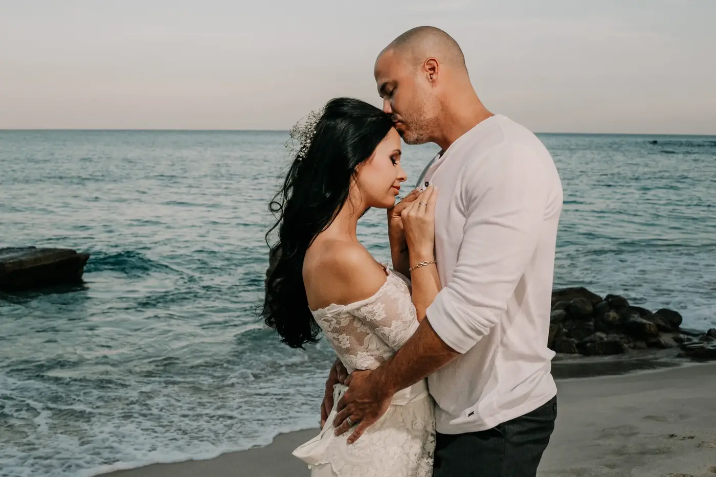 Novios junto al mar en luz dorada