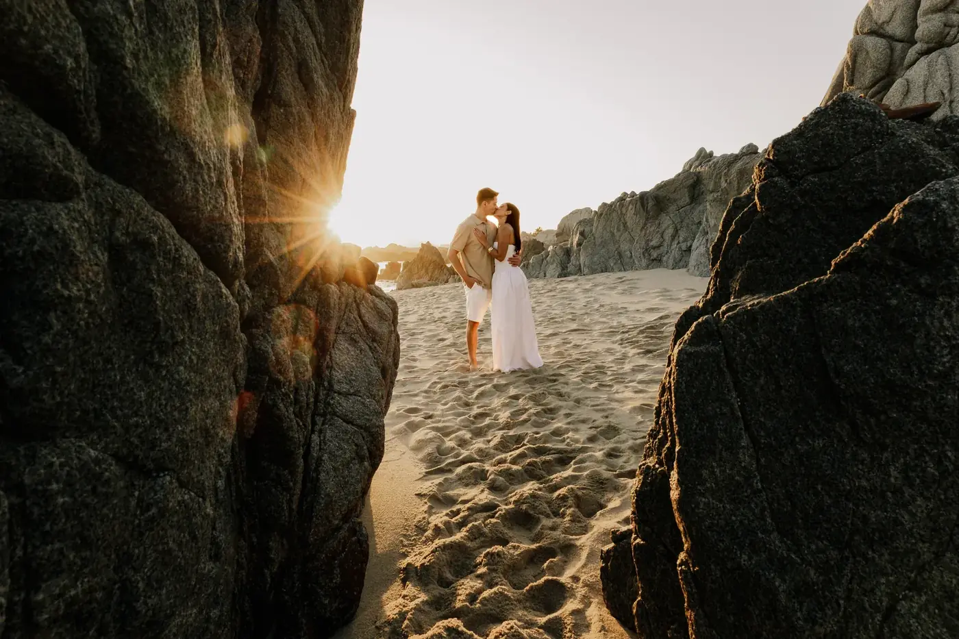 Retrato de novios entre rocas al atardecer