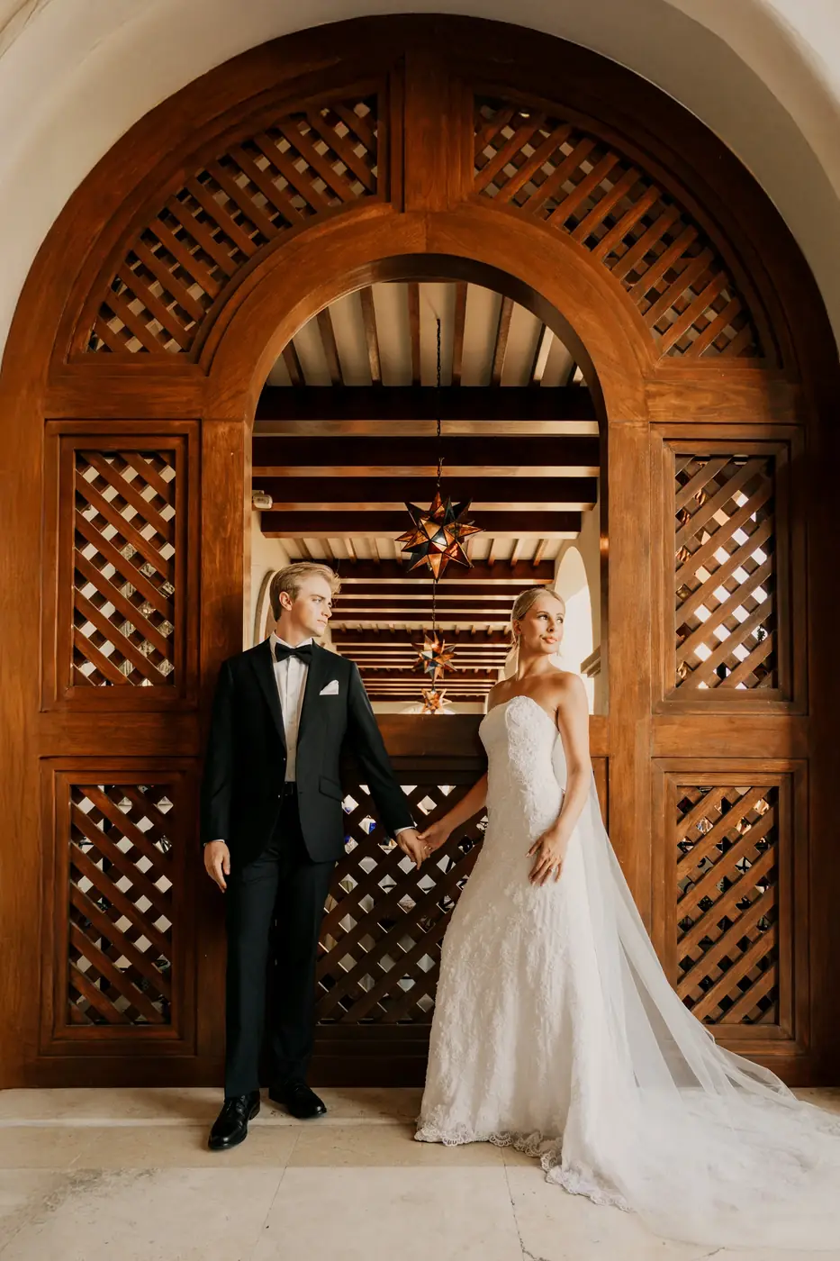 Retrato fine art de novios en una puerta tallada