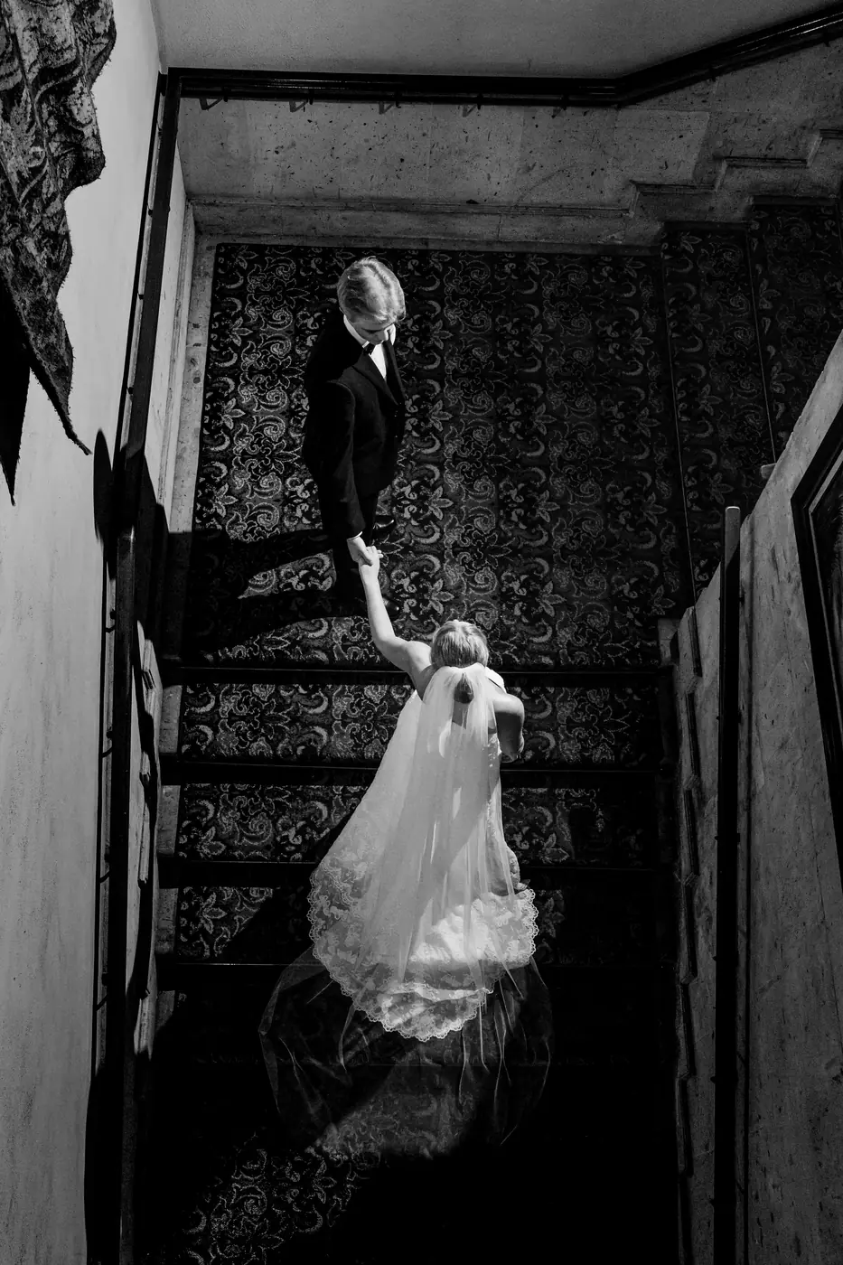 Novia con velo en escaleras, boda editorial en Cabo