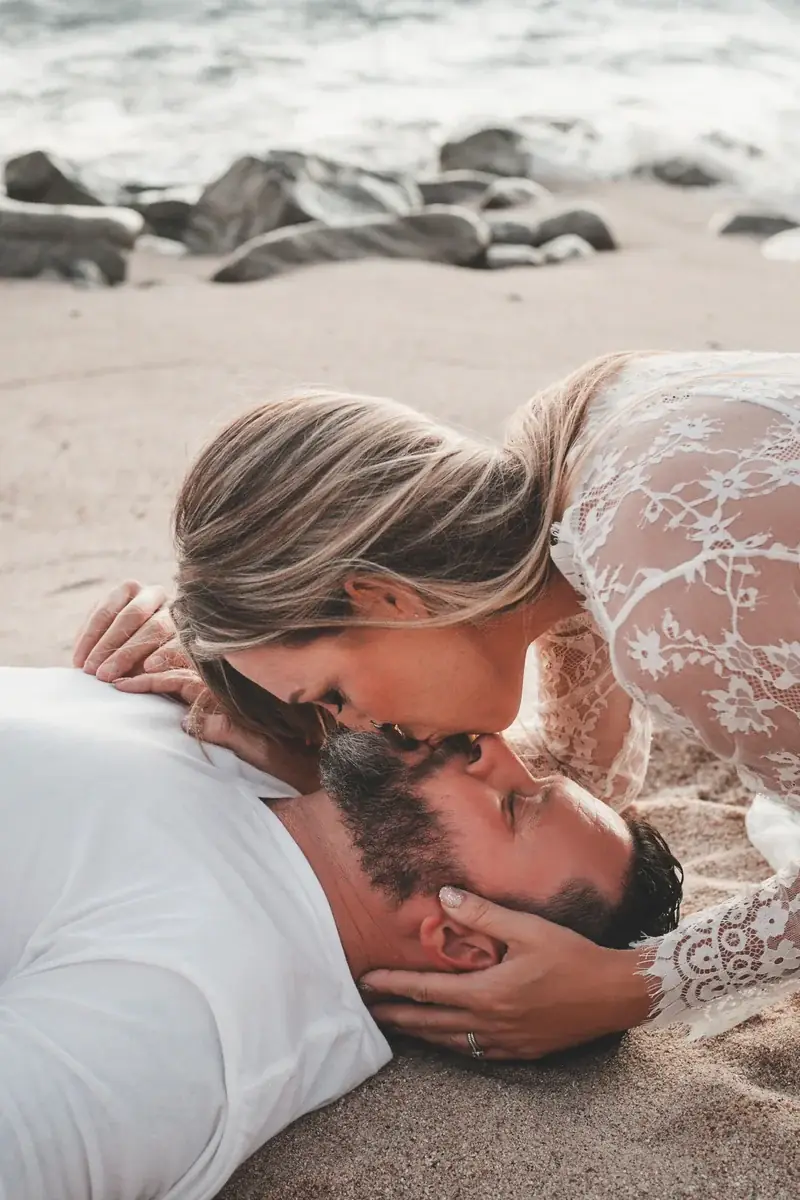 Pareja besándose en sesión de playa
