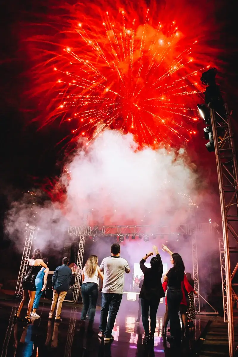 Fotografía de evento con fuegos artificiales en Los Cabos