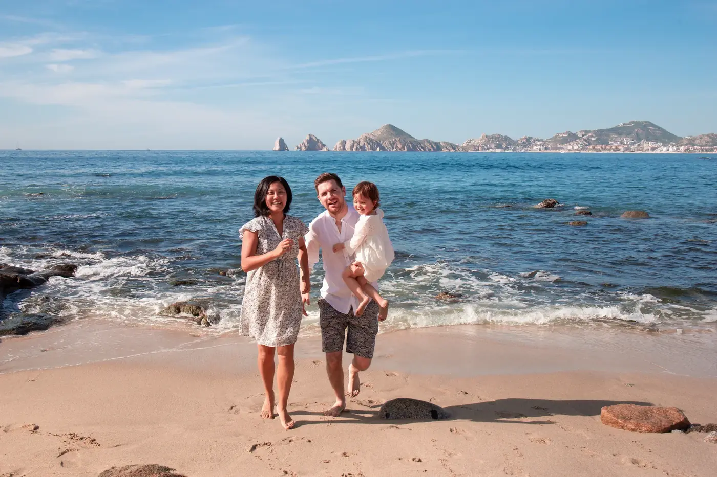 Familia caminando en la playa cerca de El Arco