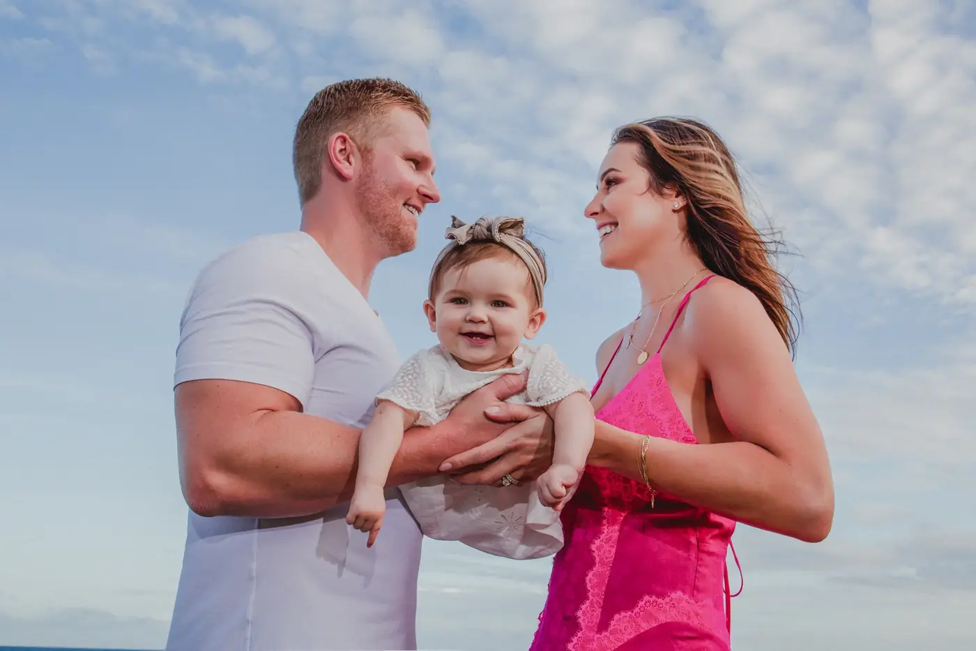 Familia con bebé en la playa, fotografía familiar