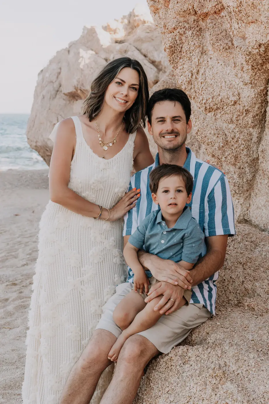 Madre e hijo en la playa, fotografía familiar