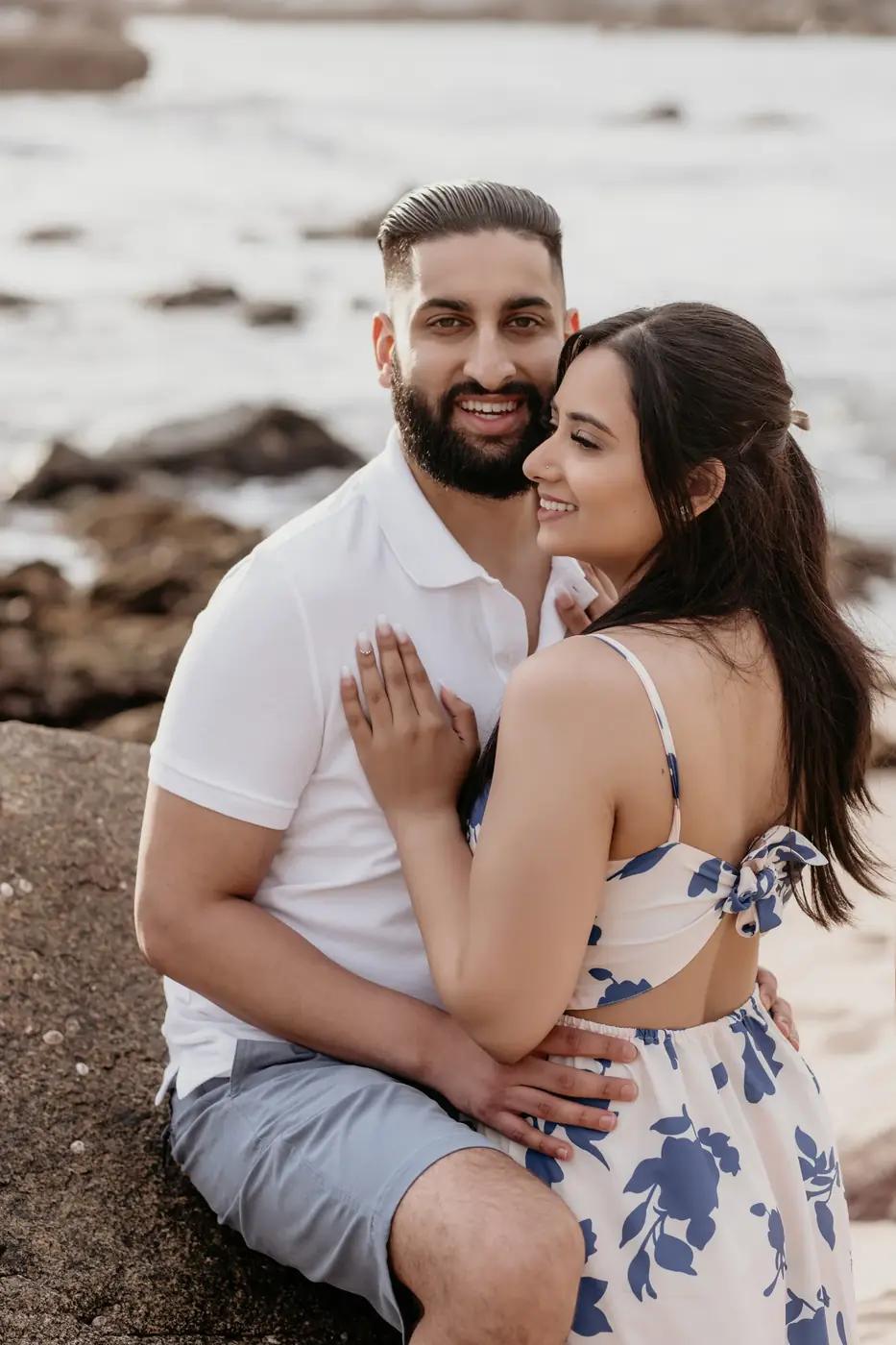 A candid moment between a couple in Los Cabos, caught naturally by Ana Badillo